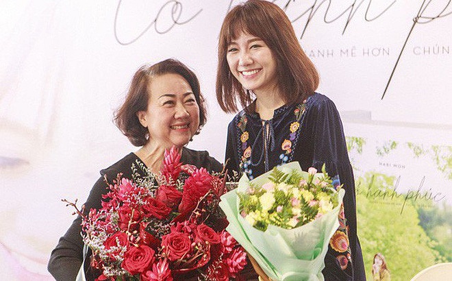 Sau hơn 3 năm kết hôn với Trấn Thành, Hari Won là cô con dâu được cưng chiều nhất nhì showbiz Việt. Cô được bố mẹ chồng quan tâm từ chuyện ăn uống, ủng hộ từng dự án nghệ thuật. Thậm chí, mẹ Trấn Thành còn thoải mái nhảy múa cùng con dâu để ê-kip quay clip đăng tải lên mạng xã hội cho vui.