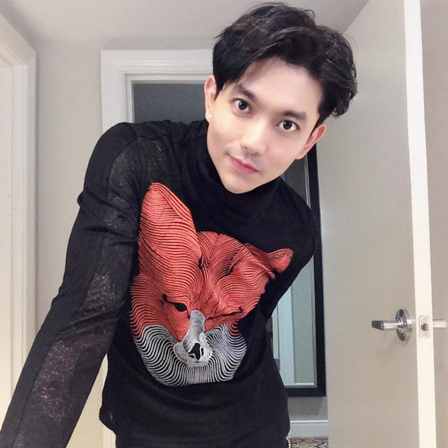 Những hình ảnh Tim đăng tải vài ngày qua cũng lộ rõ chiếc cằm thay đổi bất thường.    