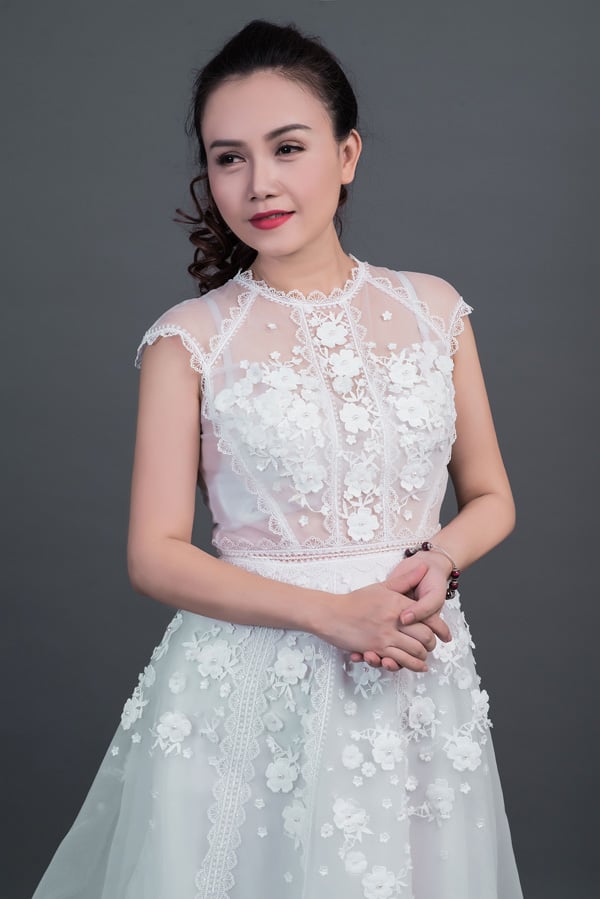 Diễn viên Hoàng Yến và chồng trẻ Cao Thắng kỷ niệm 3 năm ngày cưới hôm 26/9. Đây là cuộc hôn nhân thứ tư của nữ diễn viên chuyên trị những vai lẳng lơ trên màn ảnh Việt. “Nếu theo đúng chu kỳ của những lần trước, cứ 3 năm tôi lại kết thúc một ‘hợp đồng’. Vì vậy, bước qua kỷ niệm 3 năm ngày cưới khiến tôi có thể thở phào nhẹ nhõm vì “dớp” đã được phá rồi. Không những thế, tôi và ông xã vẫn cảm thấy như mới bắt đầu yêu”, Hoàng Yến vừa cười vừa kể.