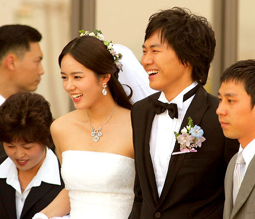 Han Ga In và chồng là nam diễn viên điến trai Yeon Jung Hoon chào đón con gái đầu lòng vào ngày 13/4/2016 sau 10 năm kết hôn.