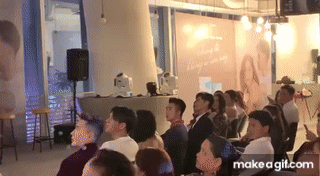 Nữ ca sĩ Thái Trinh cũng đã có mặt ở buổi họp báo và bật khóc ra về khi xem đến phân cảnh Quang Đăng.