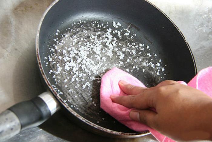 Muối làm sạch dầu mỡ trên xoong nồi