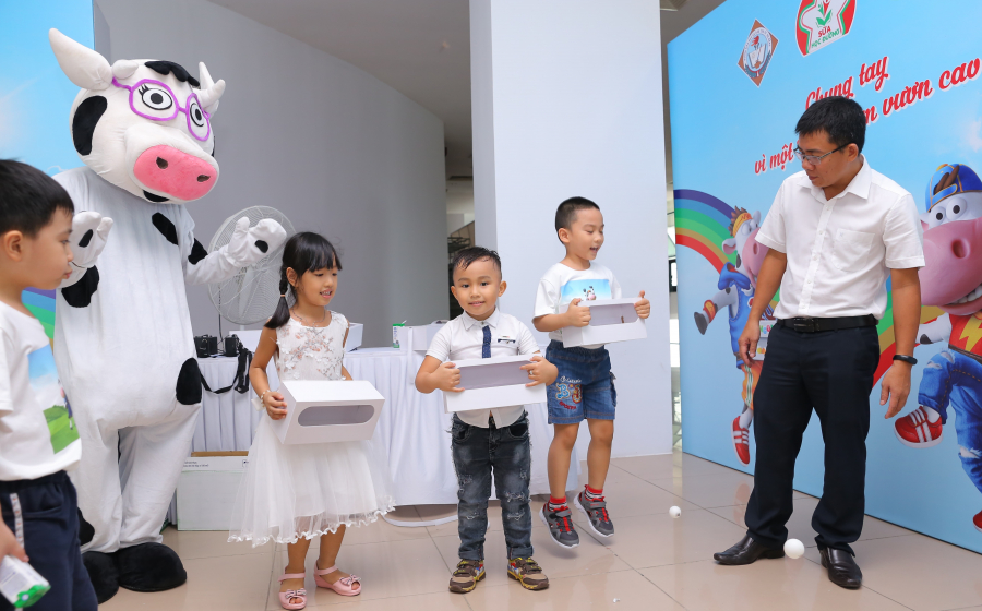 Tại chương trình, các em học sinh mầm non còn được tham gia các sân chơi vui nhộn.