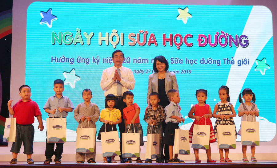 Bà Đặng Thị Ngọc Thịnh  – Phó Chủ tịch nước CHXHCN Việt Nam cùng đại diện lãnh đạo TP. Đà Nẵng trao tặng học bổng của Ban Tổ chức cho các em mầm non có hoàn cảnh đặc biệt khó khăn.