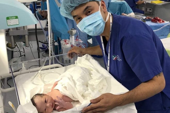 Vào khoảng 10 giờ sáng hôm nay (30/9), cựu người mẫu Kim Cương đã hạ sinh con gái thứ cho ông xã Ưng Hoàng Phúc bằng phương pháp sinh mổ tại một bệnh viện quốc tế nằm ở quận 2, TP.HCM. Nam ca sĩ vui mừng thông báo trên trang cá nhân, anh viết: “Chào mừng con đến thế giới này với ba mẹ. Nguyễn Ngọc Minh Hà nặng 3,2 kg. Cảm ơn các bác, cô chú đã chúc mừng”.