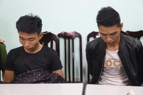 Đinh Văn Giáp (trái) và Đinh Văn Trường tại cơ quan công an (Ảnh TT)
