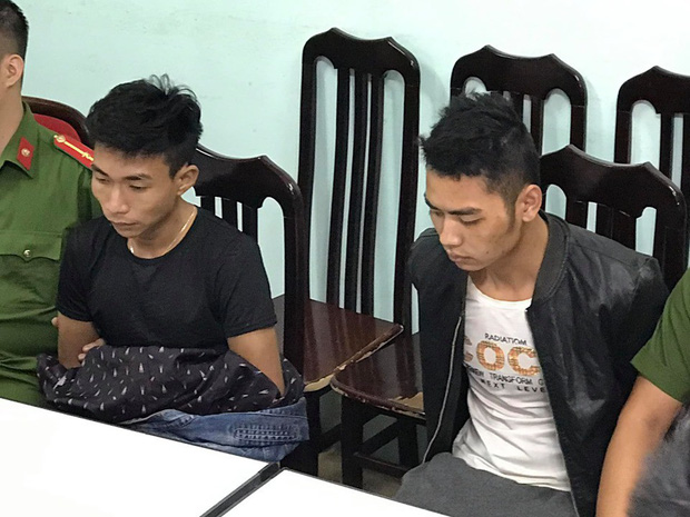 Hai nghi phạm tại cơ quan công an.