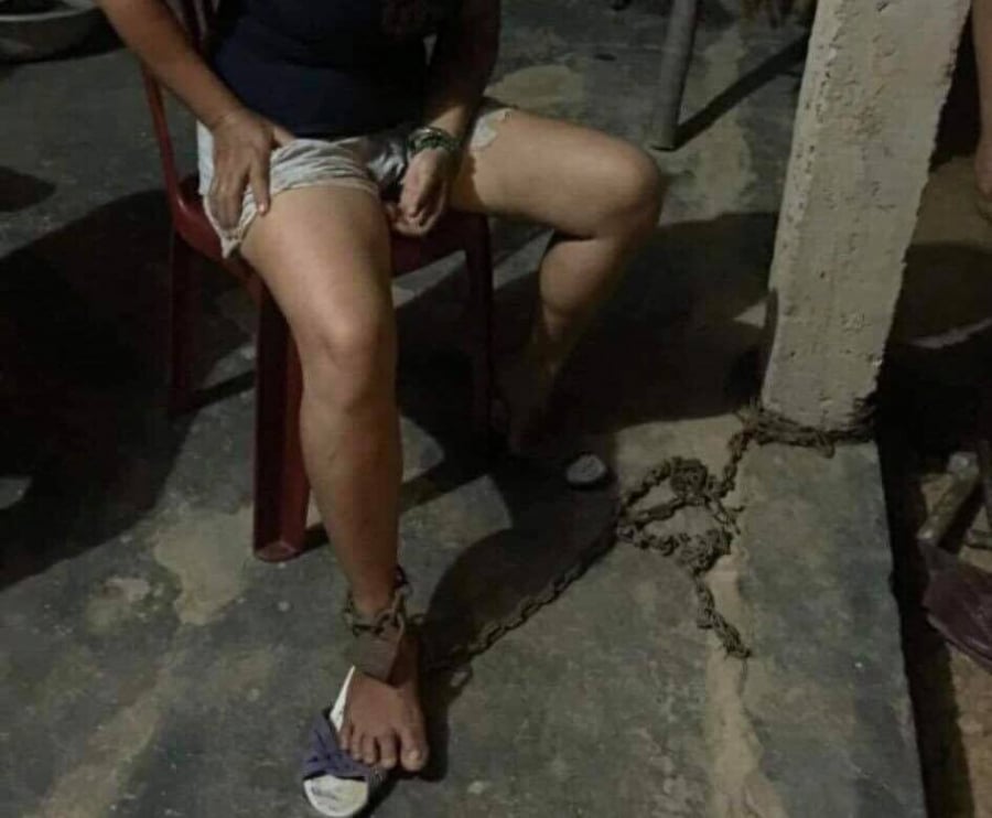 Người phụ nữ bị chồng đánh đập, trói vào cột nhà.