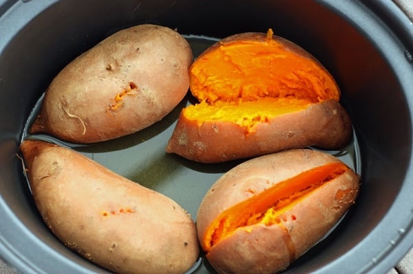 Mẹo luộc khoai ngon là bỏ thêm chút muối trắng