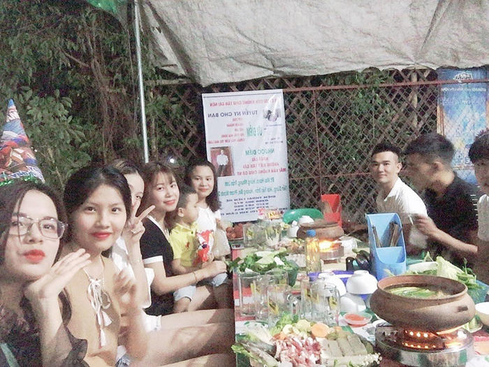 Tấm banner treo rất to và rõ ràng trong buổi sinh nhật của anh chàng.