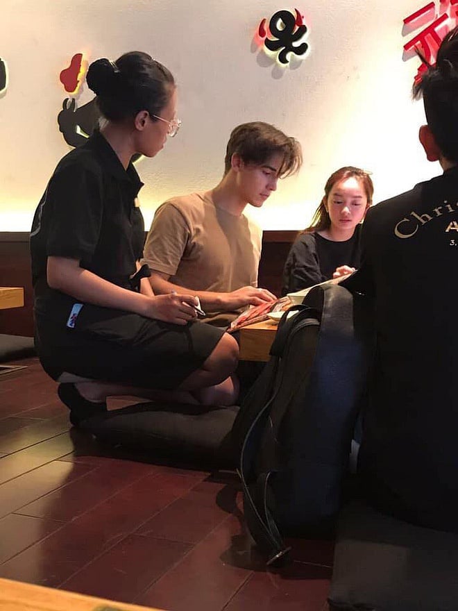Bức ảnh Kaity Nguyễn đi ăn khá thân thiết với một chàng trai ngoại quốc đã được lan truyền trên mạng xã hội. Được biết cả hai cùng có mặt tại một nhà hàng ở TP.HCM. Dù Kaity Nguyễn và chàng trai này đều diện Shbet999 com đăng nhập đời thường, tránh gây chú ý cho mọi người xung quanh nhưng vẫn bị khán giả có mặt tại đây chụp hình lại.