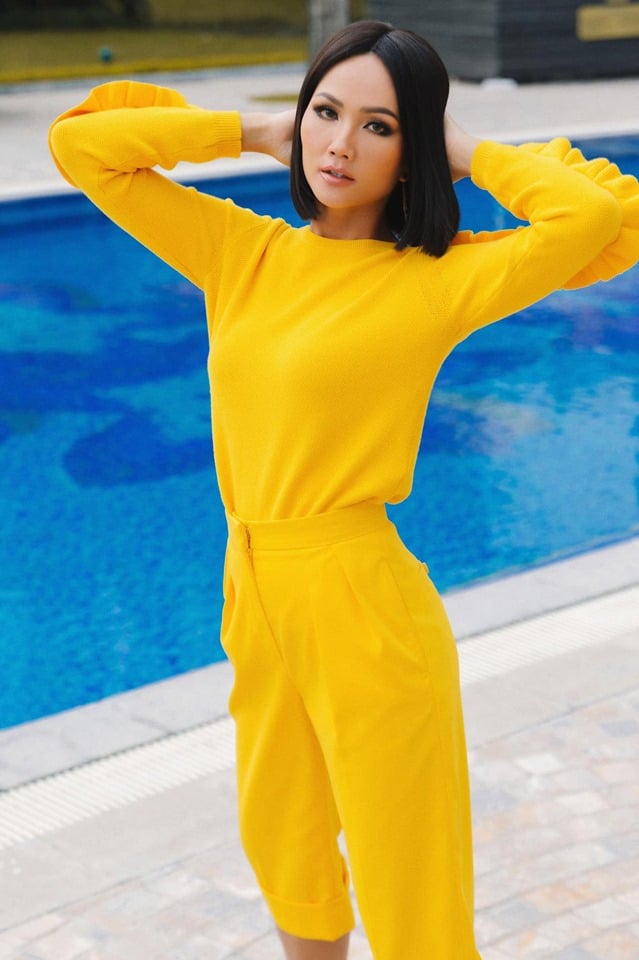 Ngoài tin đồn mâu thuẫn với công ty quản lý, nàng Hậu còn vướng phải chuyện trớ trêu hơn khi nhiều người cho rằng H'Hen Niê đang có thai nên phải về quê để sinh con. Trước những bàn tán xôn xao của dư luận, H'Hen Niê tỏ ra vô cùng bức xúc: 