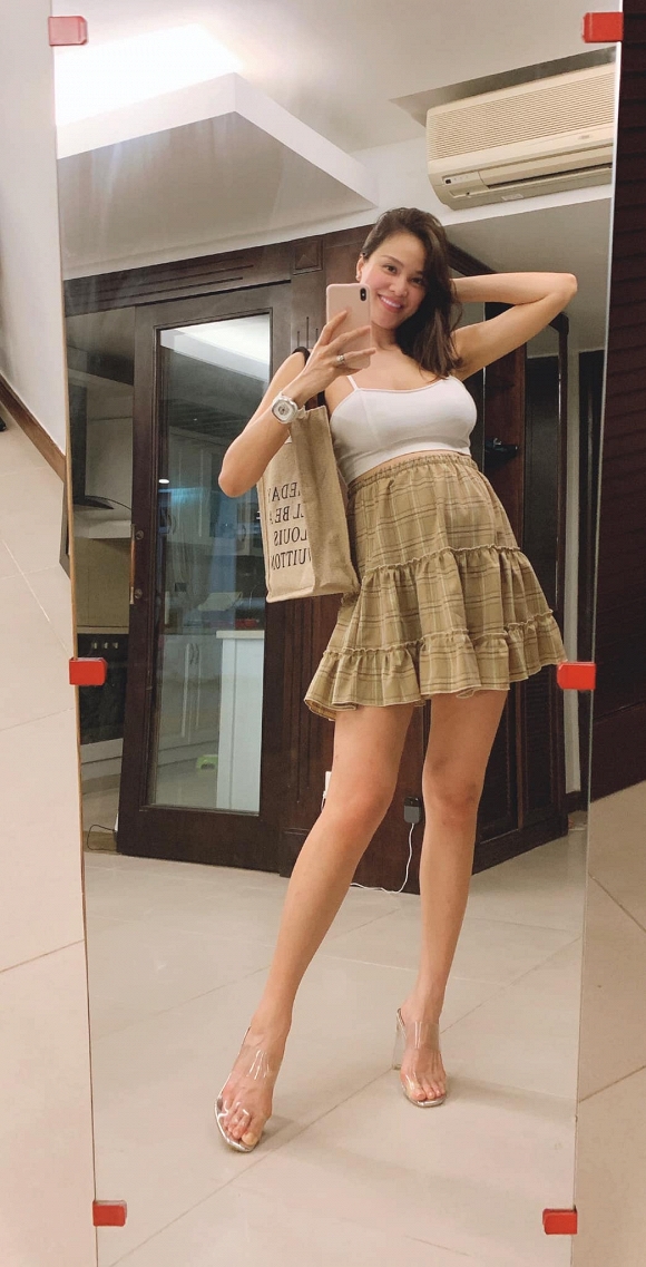 Phương Mai khoe dáng thon gọn và hack bụng khá siêu dù mang thai gần tháng thứ 8.  