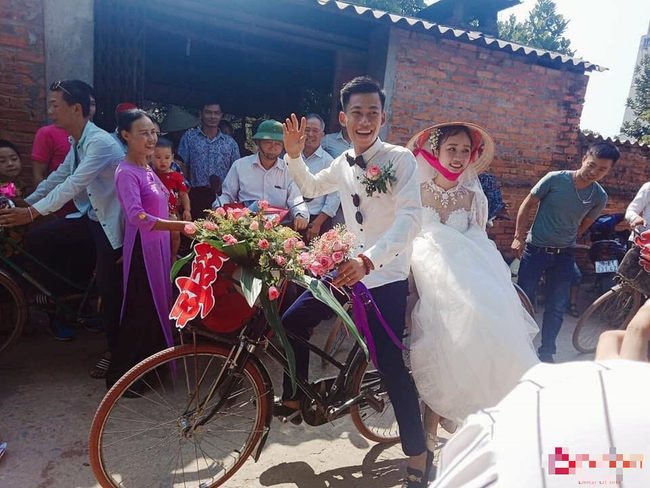 Cặp đôi vô cùng hạnh phúc trên chiếc xe hoa của mình.