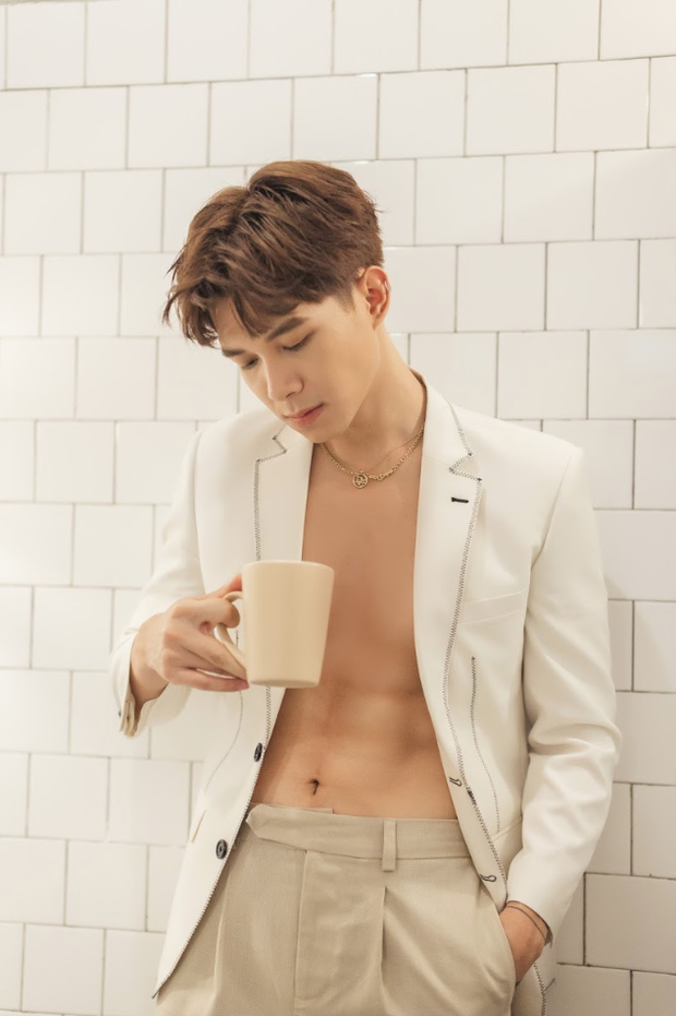 Anh Tú vẫn luôn có mặt trong danh sách sao nam sở hữu body cực phẩm của Vbiz. Tuy nhiên đây là lần đầu tiên anh thực hiện bộ ảnh khoe body như thế này để dành tặng khán giả.    
