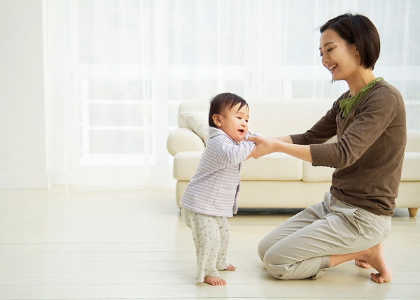 Mẹ không nên cho con đi giày không vừa chân
