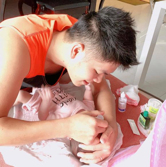 Chồng Lê Phương chăm sóc con gái tỉ mỉ khi mẹ vợ về quê.