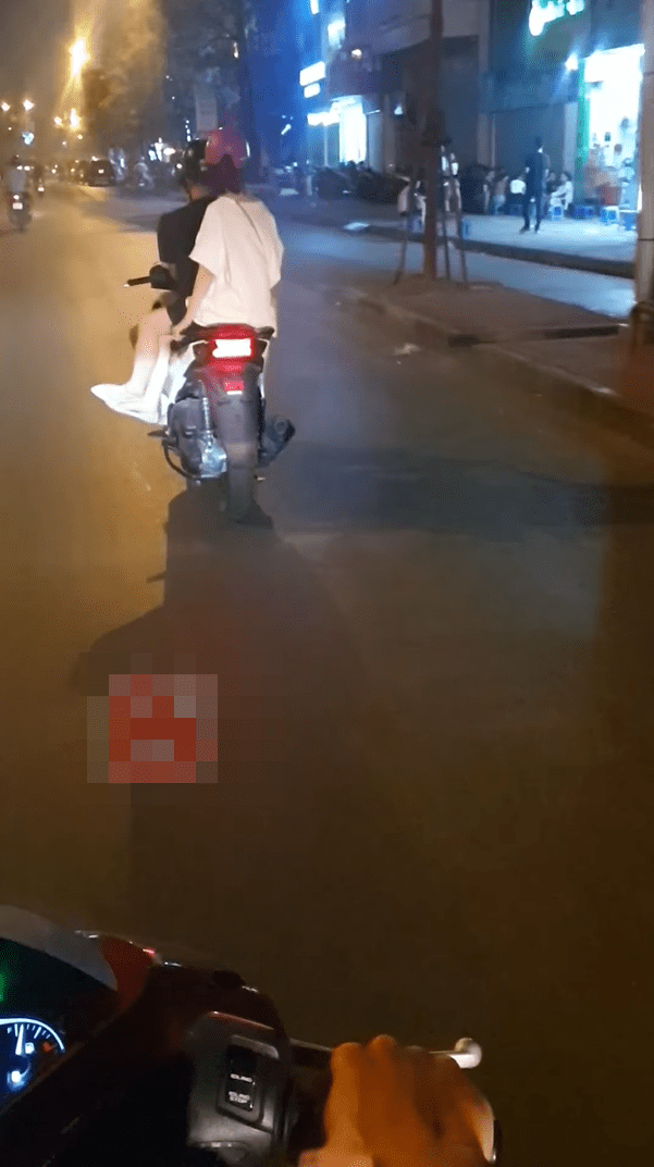 Anh chàng phát hiện người yêu đi chơi cùng trai lạ trên phố.