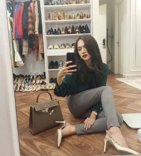 Góc để giày và quần áo được người đẹp khéo khoe trên mạng xã hội.