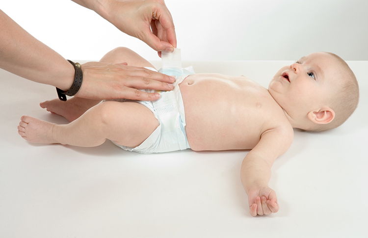 Khi tắm phải cần trọng rốn của bé