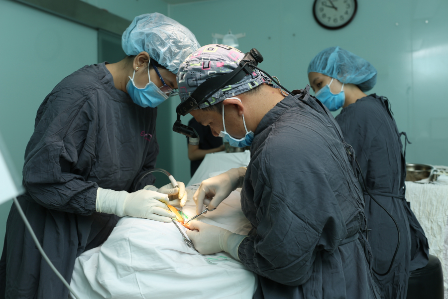 Bác sĩ Khanh trong một ca làm đẹp 
