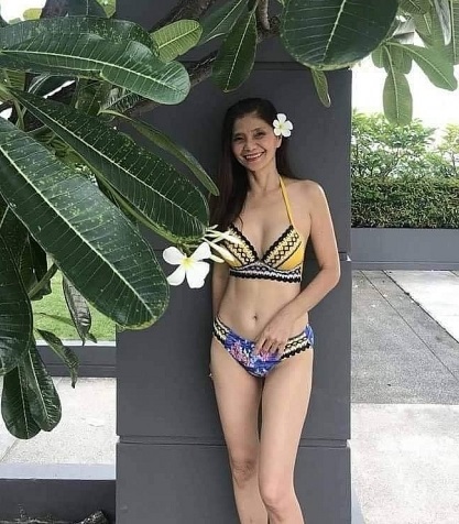 Thân hình của bà như thiếu nữ.