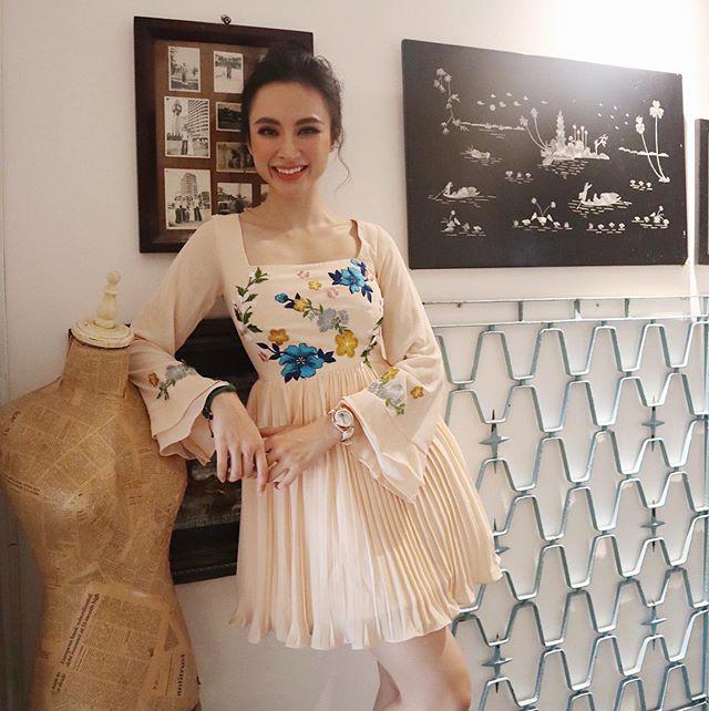 lot-xac-khoi-phong-cach-goi-cam-angela-phuong-trinh-chi-chon-kieu-dam-hoa-ai-mac-cung-tre-p10-1570158011-546-width640height642