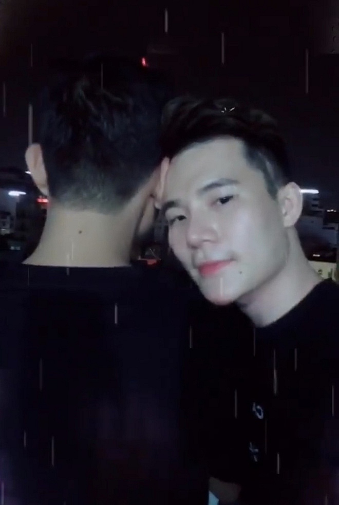 son-ngoc-minh-gay-sot-voi-khoanh-khac-khoa-moi-dam-duoi-ban-trai-dong-gioi-the-hien-tinh-cam-sau-thoi-gian-im-ang-342340
