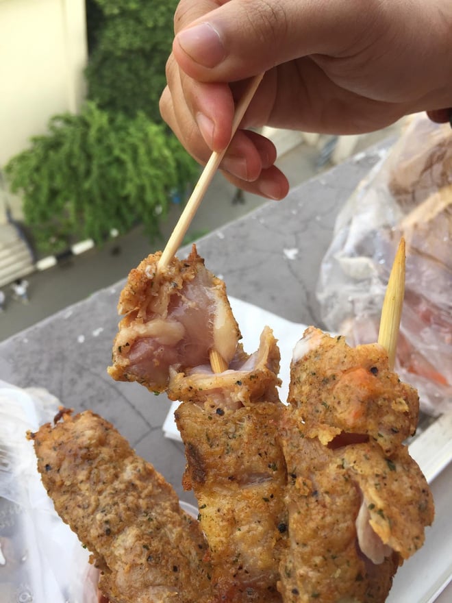 Gà xiên que vẫn còn sống nguyên.