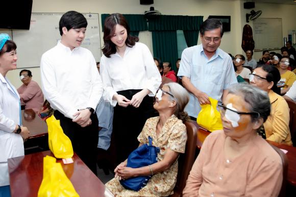 Cả hai tận tình trao quà cho các bệnh nhân mắt.