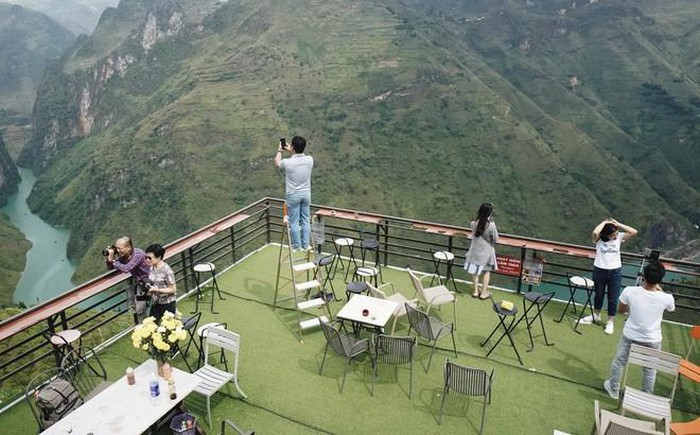 Du khách chụp ảnh check-in tại Mã Pì Lèng Panorama.