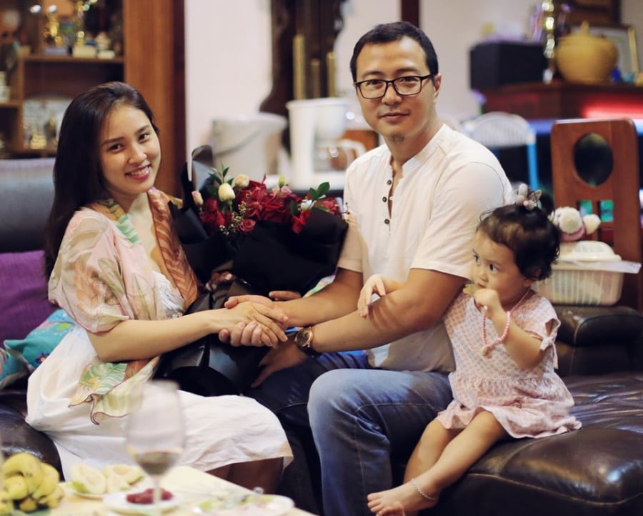 Bảo Trâm còn trêu đùa chồng mình, cô ghi chú thích bức ảnh này là ''đối tác chiến lược''.