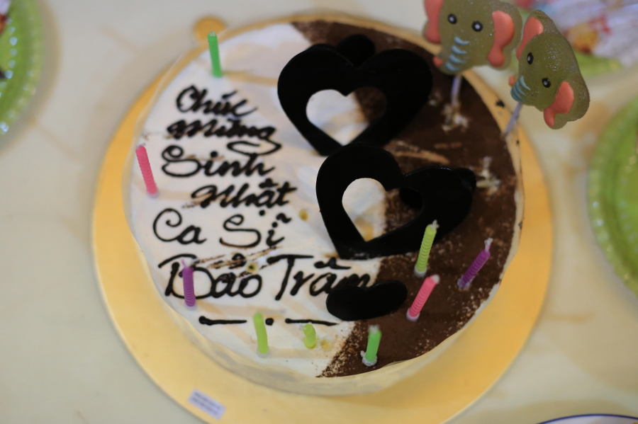 ''Bánh của chồng ca sĩ Bảo Trâm tặng'', nữ ca sĩ viết.
