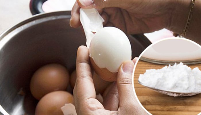 Bỏ thêm chút muối vào luộc trứng 