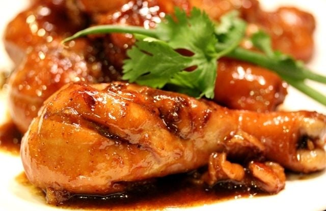Gà om nước dừa