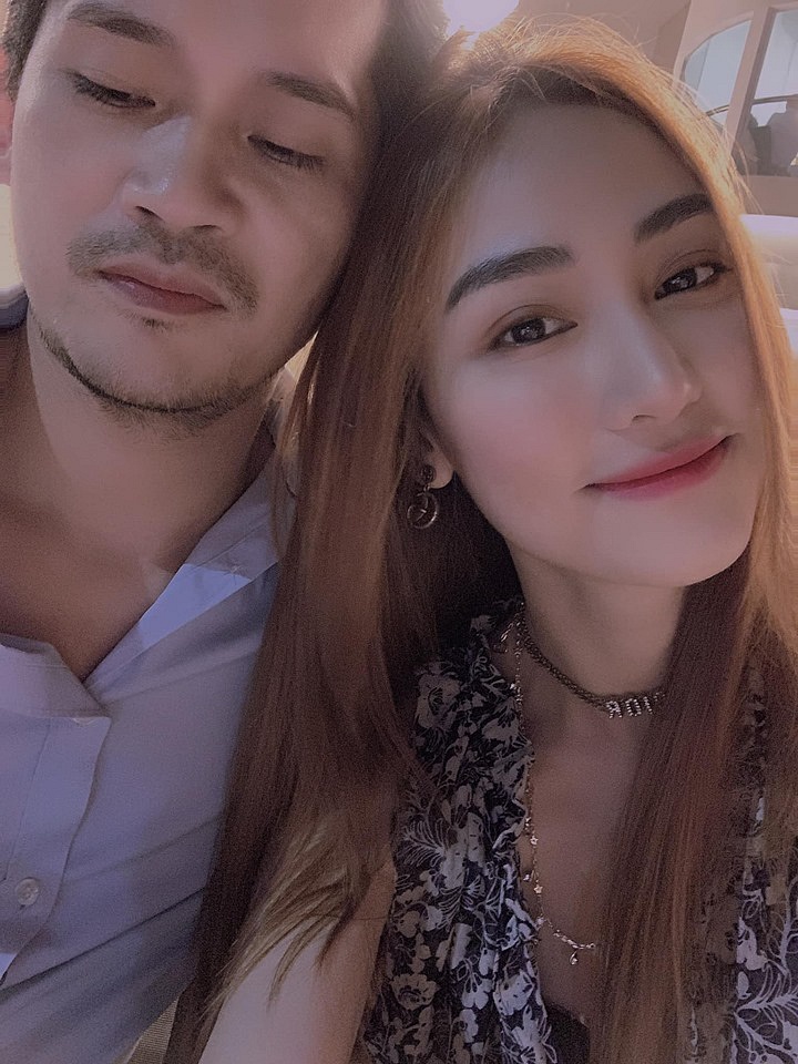 Cưới nhau đã lâu, đây là lần hiếm hoi công chúng được thấy khoảnh khắc tình tứ của Ngân Khánh và chồng.