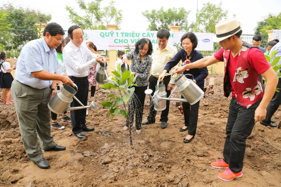 Bà Trương Thị Mai - Ủy viên Bộ Chính trị, Bí thư Trung ương Đảng, Trưởng ban Dân vận Trung ương cùng các đại biểu thực hiện nghi thức trồng cây, với mong muốn chương trình Quỹ 1 triệu cây xanh cho Việt Nam  chung tay góp sức nâng cao và cải thiện môi trường sống cho TP.Hà Nội nói riêng, Việt Nam nói chung.