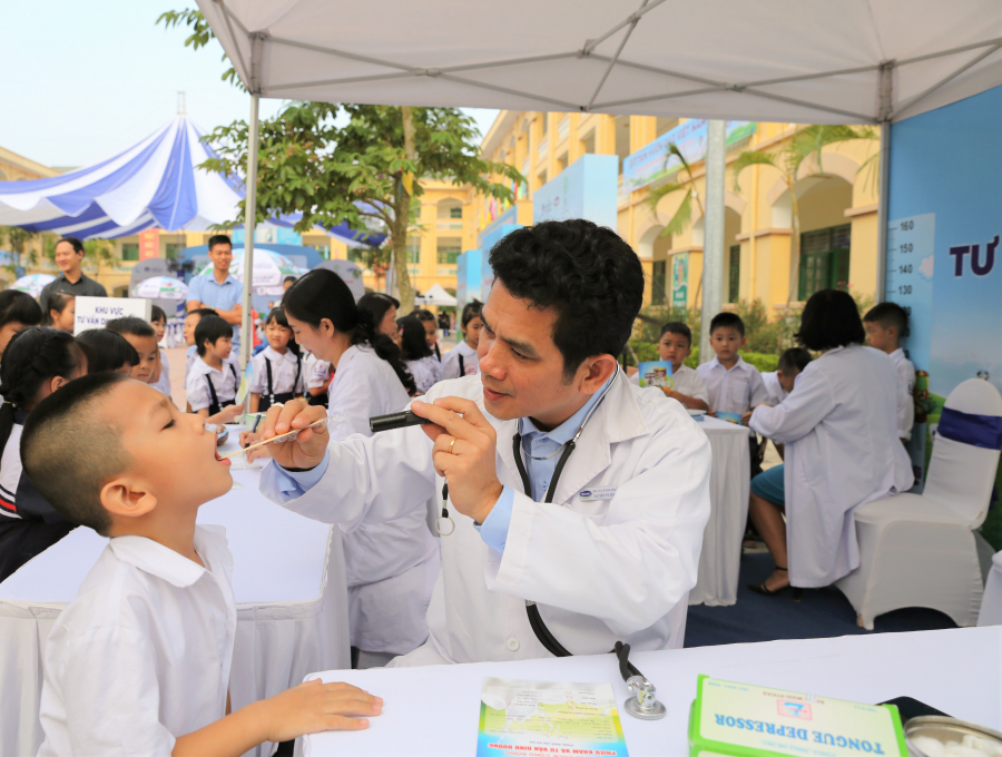 Tại chương trình, các em học sinh trường Tiểu học Tiên Dược B, Hà Nội được các Bác sĩ của Trung tâm Tư vấn Dinh dưỡng Vinamilk khám sức khỏe và tư vấn dinh dưỡng