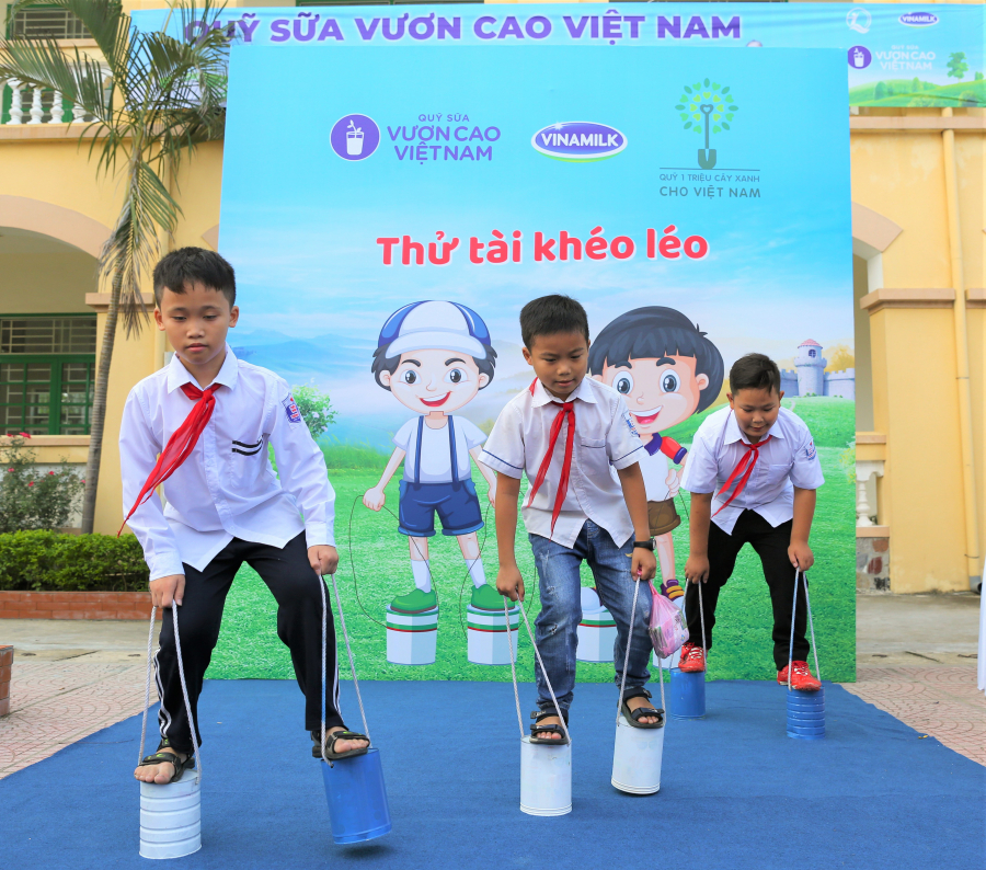 Các em học sinh háo hức tham gia các sân chơi thú vị tại chương trình.