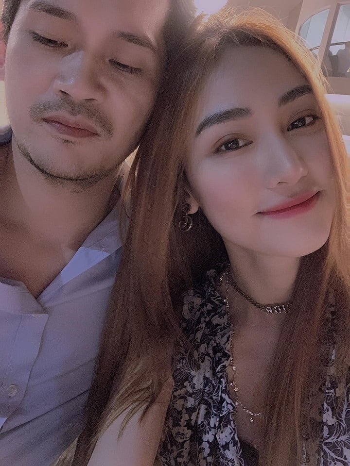 Dù cưới nhau cũng khá lâu nhưng số lần cô chủ động đăng tải hình ảnh thân mật bên bạn đời lại khá hiếm hoi. Mới đây nhất, trên trang cá nhân, nữ diễn viên ''Tường Vi cánh mỏng'' vừa chia sẻ khoảnh khắc xinh đẹp bên ông xã trong ngày sinh nhật. Cô đính kèm dòng trạng thái: ''Many more to come. Thank you soo much for all the best wishes from my lovely ones. Love you all… Birthday 07/10/2019''. (tạm dịch: Cảm ơn tất cả những lời chúc tốt đẹp từ những người đáng yêu của tôi. Yêu tất cả mọi người).    