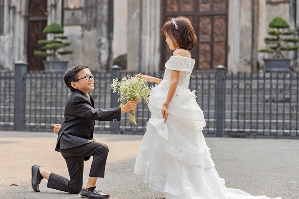 Ảnh cưới của cặp đôi tí hon khiến ai nấy đều thích thú.