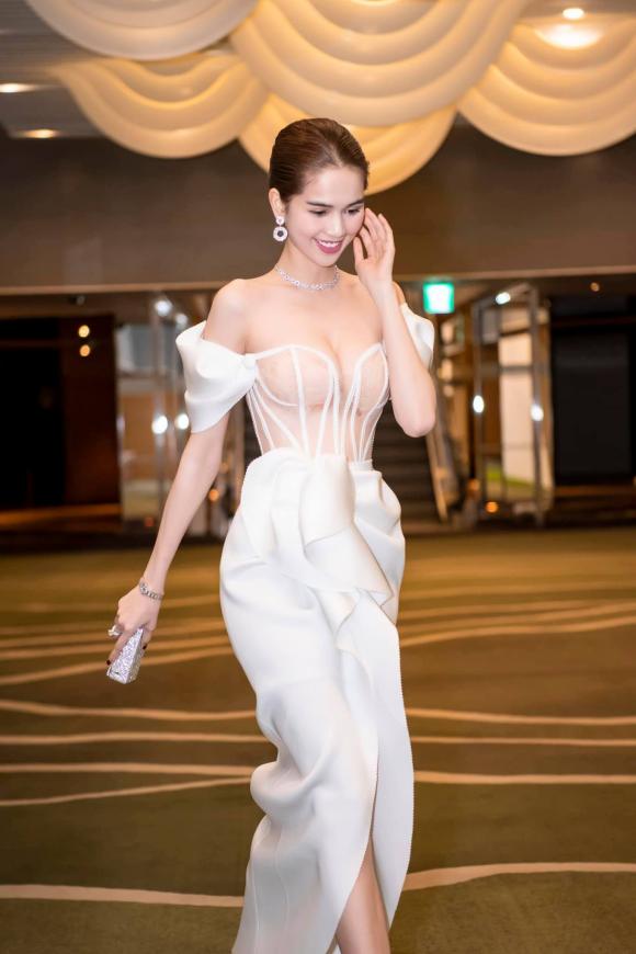 Ngọc Trinh khiến dư luận không rời mắt khi diện kiểu váy trễ vai hở ngực đẫy đà cùng với Mừng SHBET phiên bản mới 2025 trắng nõn nà.