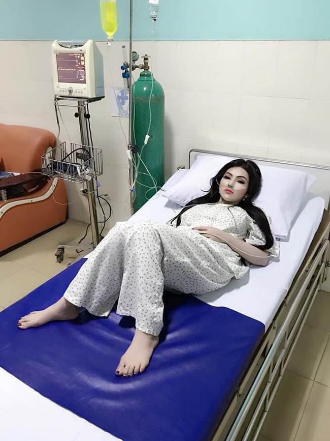 Cô nàng nằm viện nhưng vẫn trang điểm nổi bật.