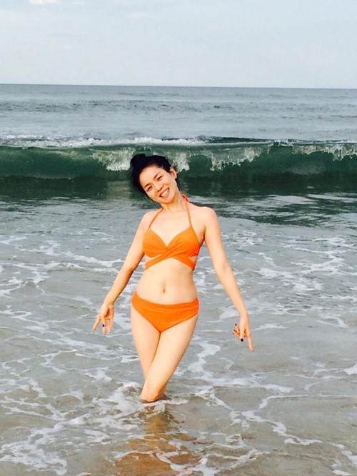 Bà mẹ một con sở hữu vòng eo khiến cô gái đôi mươi nào cũng ao ước