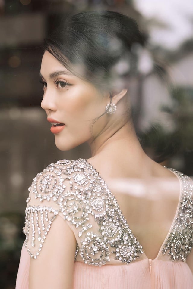 Nhan sắc Lan Khuê được ví như đoá hồng dù mang bầu ở tháng thứ 8. Cô tự tin ngồi ghế giám khảo Hoa hậu Sắc đẹp Quốc tế 2020.