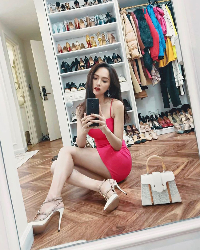 Mặc dù khoe tủ giày trị giá hàng tỷ đồng nhưng điều khiến cộng đồng mạng chú ý lại chính là thần thái và body quá đỗi sexy của Hương Giang. Xuất hiện trong khung hình, cựu Hoa hậu chuyển giới diện váy body 2 dây màu hồng, người đẹp gián tiếp khoe đôi Shbet888 phiên bản mới nhất cùng thân hình mảnh mai đáng mơ ước của biết bao cô gái.    