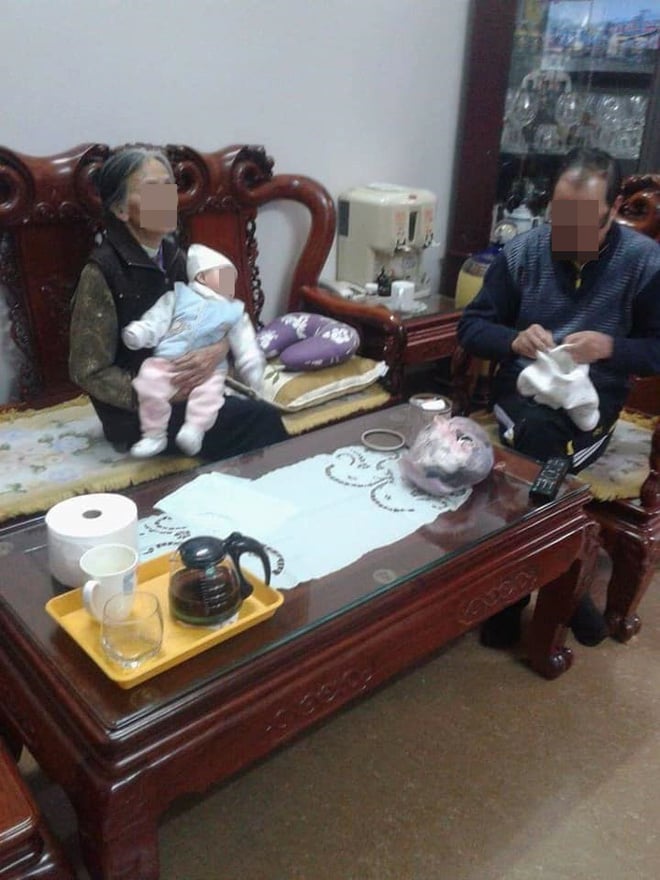 Bố mẹ cô gái đã lớn tuổi nhưng vẫn cố gắng sinh thêm một bé út.