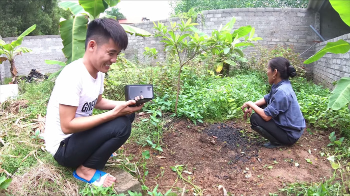 Con trai bà Tân Vlog thông báo với mẹ về việc bán con bò để mua điện thoại iPhone 11.