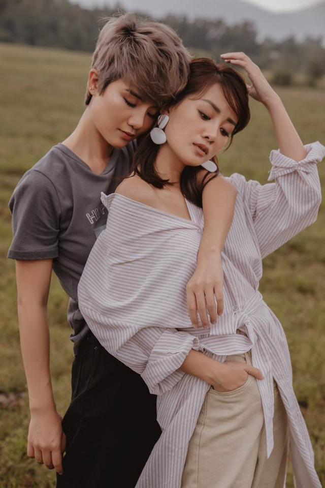 Thời gian dài gần đây cộng đồng mạng không còn thấy cặp đôi MC Quỳnh Chi - Thùy Dung xuất hiện cạnh nhau. Bên cạnh đó, trên các trang mạng xã hội thời gian này lại xuất hiện những tin đồn về việc hai nữ MC đã chính thức 