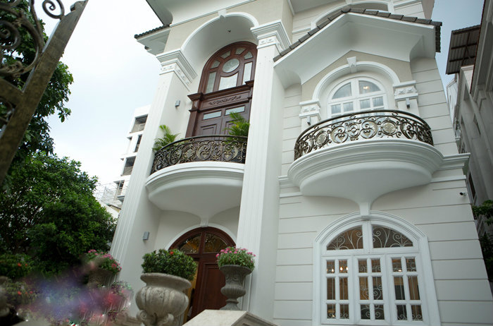Căn biệt thự thu hút được sự chú ý với lối thiết kế trang nhã và sang trọng.